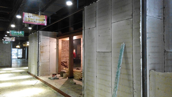 輕質隔墻板運抵施工現場,輕質隔墻板高效率施工時其他墻板無法比擬的